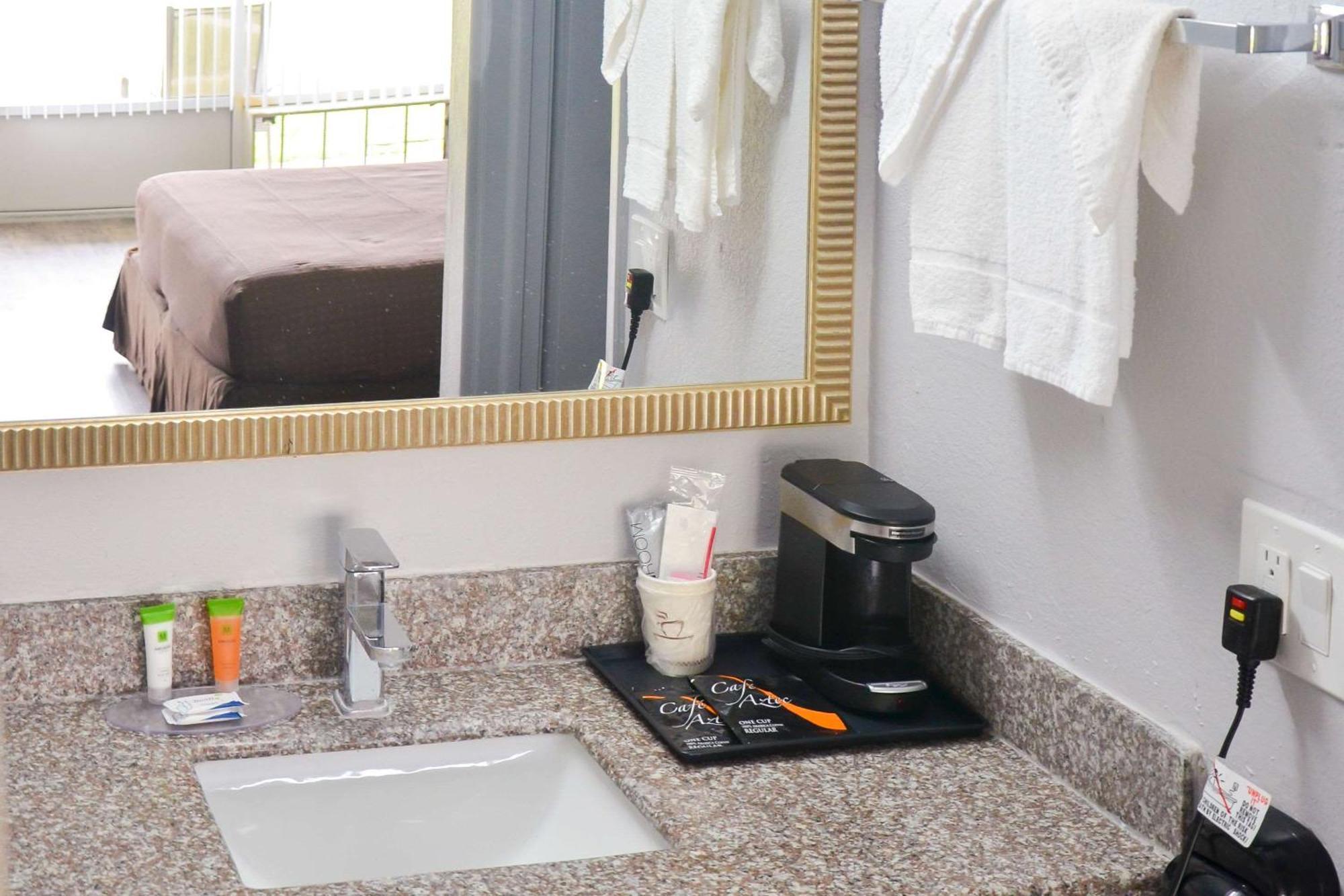 Rodeway Inn Sun City Center מראה חיצוני תמונה