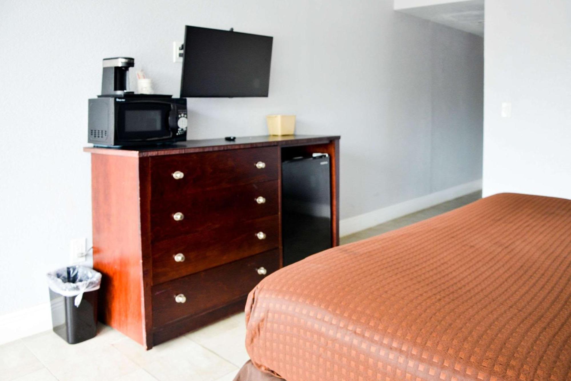 Rodeway Inn Sun City Center מראה חיצוני תמונה